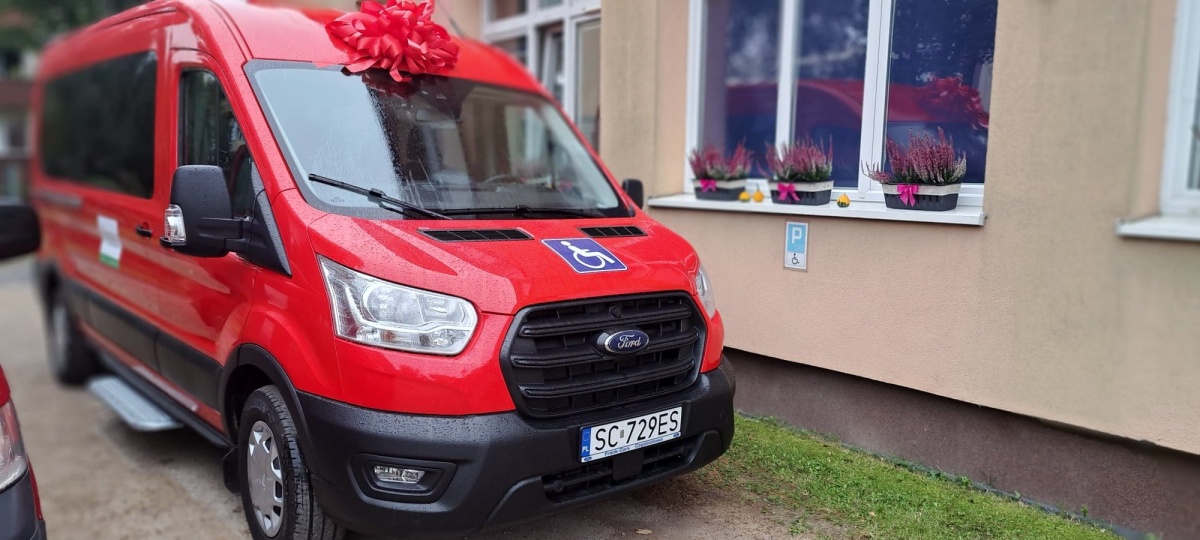 Specjalistyczny samochód trafił do niepełnosprawnych uczniów